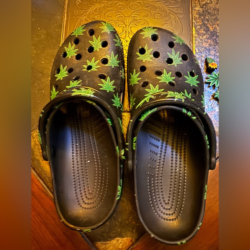 CROCS Classic Hemp Leaf Mens Clogs Men’s 10 with 3 Jibbitz 420 - Picture 2 of 6